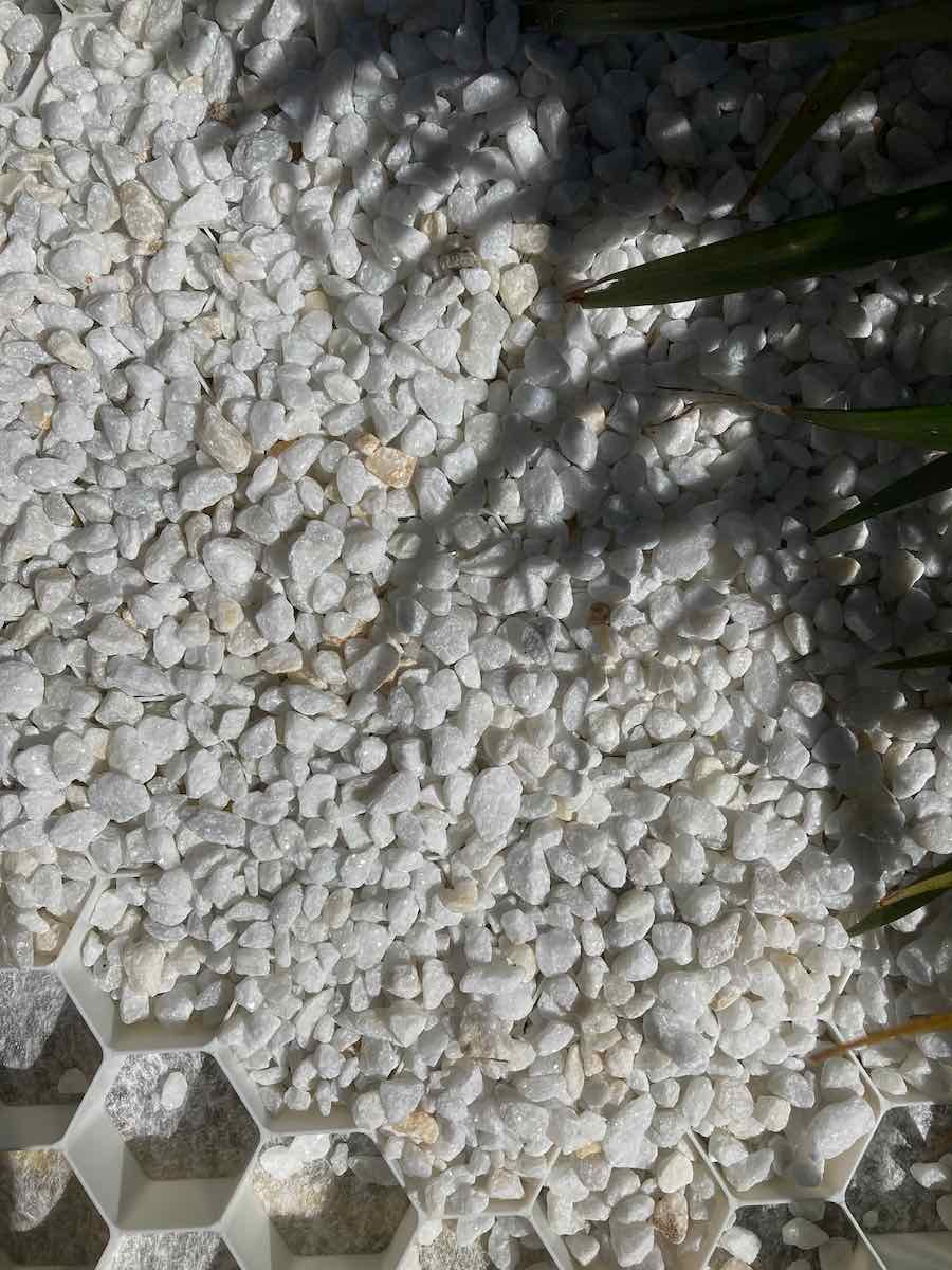 EuroGravel grindmatten PLUS Wit aangelegd met Crystal White split, gevuld zijn deze onzichtbaar
