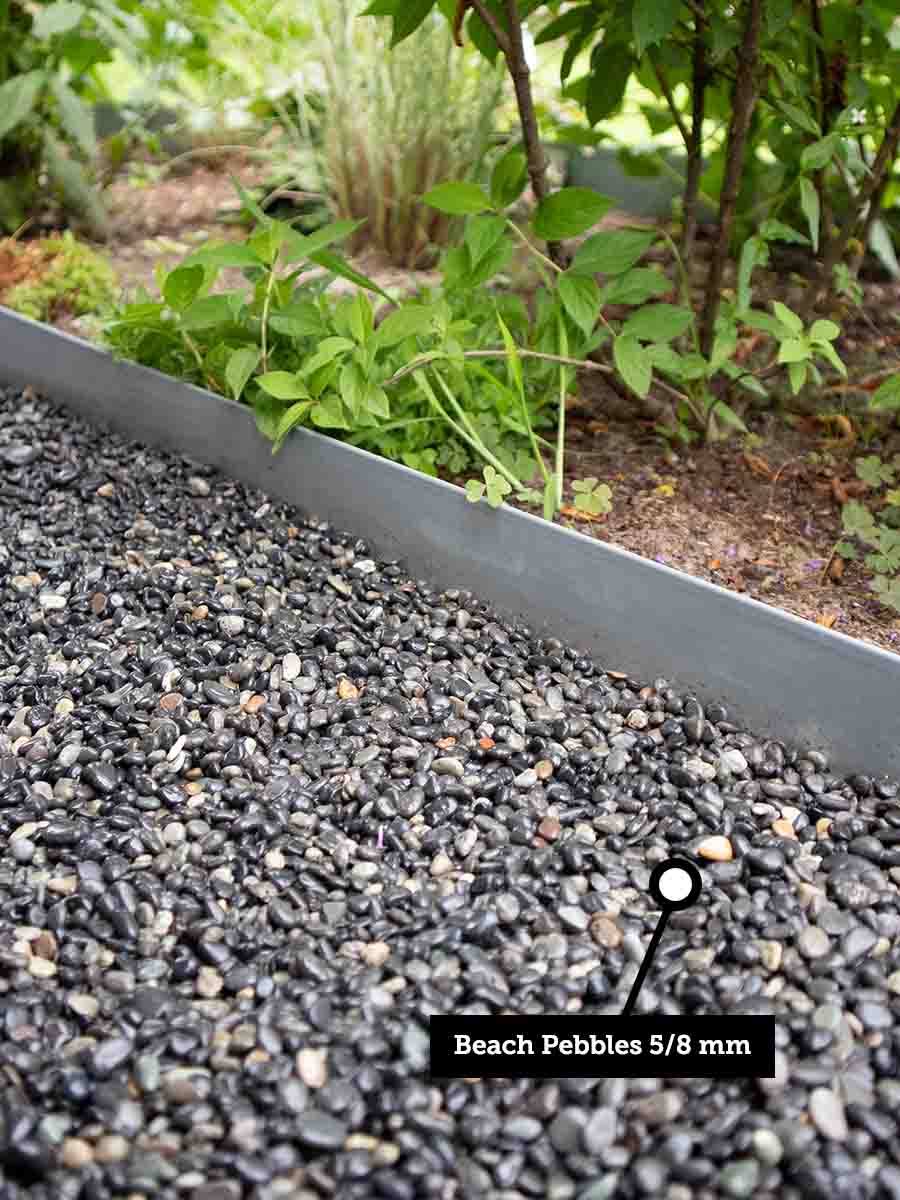 Multi-Edge ADVANCE afboording verzinkt aangelegd i.c.m. Beach Pebbles 5 - 8mm