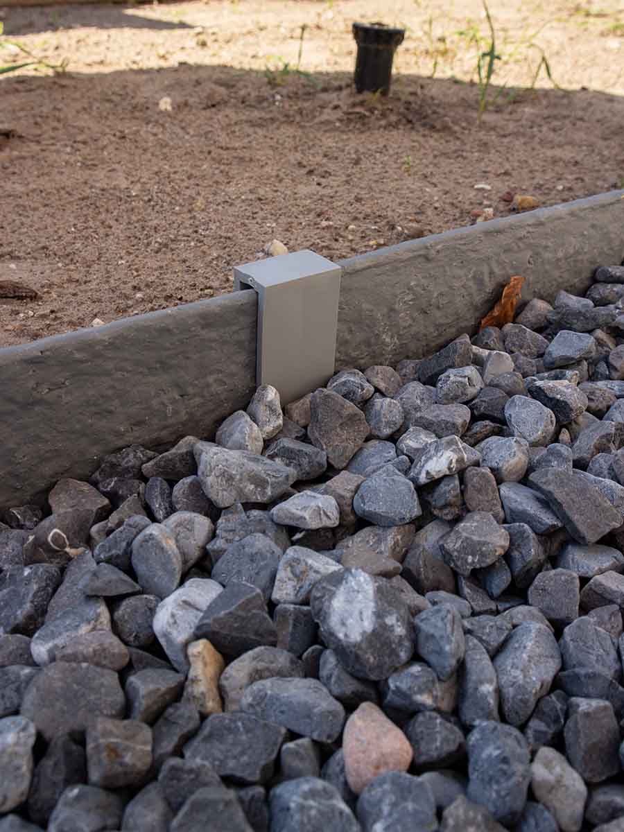 Multi-Edge ECO paaltjes grijs aangelegd via voorzijde / zichtzijde