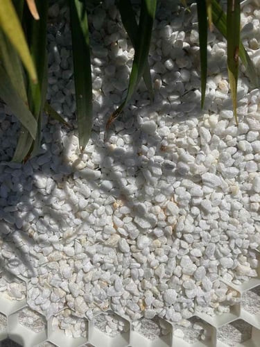 EuroGravel grindmatten PLUS Wit aangelegd met Crystal White split, gevuld zijn deze onzichtbaar