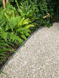 Multi-Edge ECO borderrol 10m lengte, 10cm hoogte, kleur grijs aangelegd